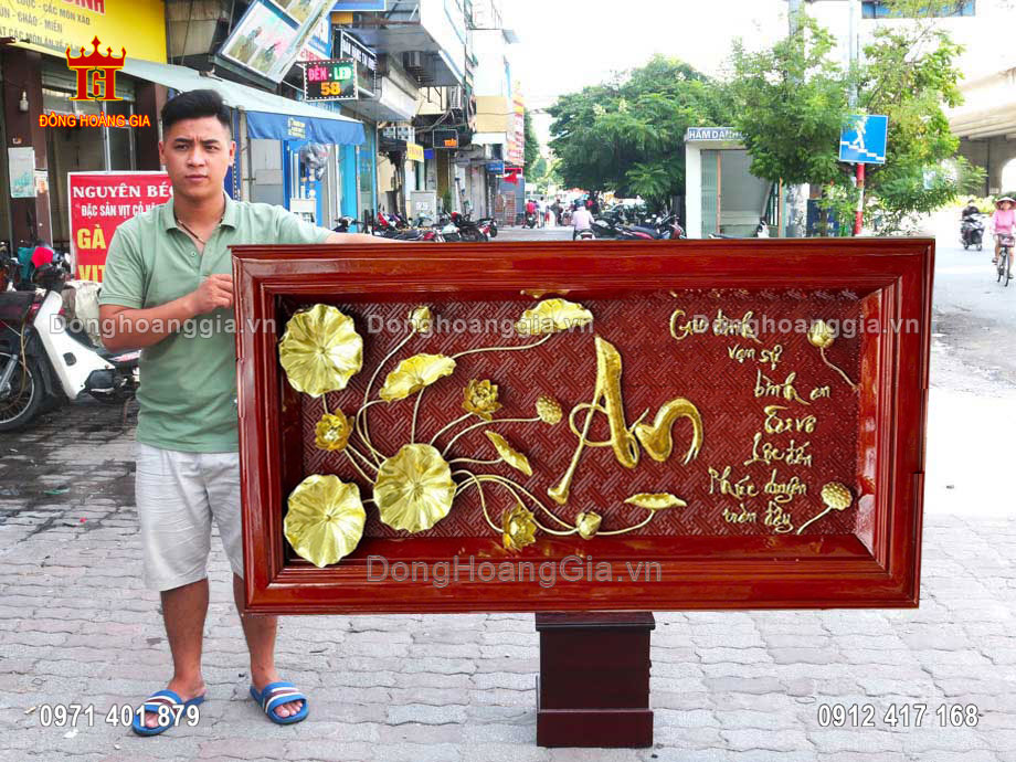 Từng đường nét trên bức tranh được chạm khắc tỉ mỉ và tinh xảo